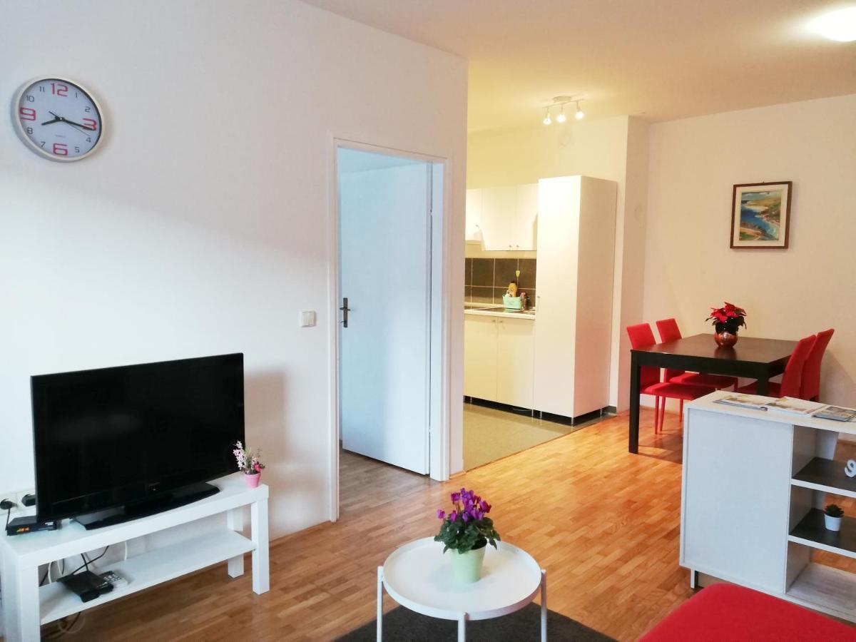 City Center Apartment Umag Exteriör bild